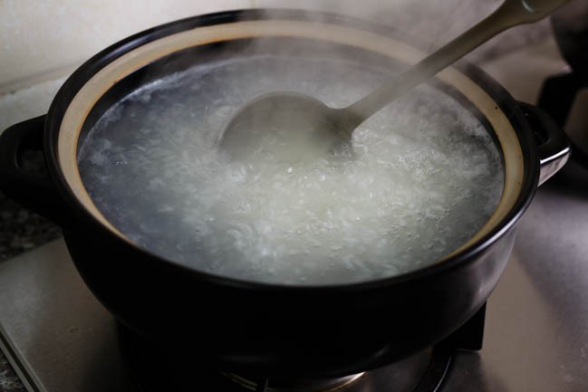 Đổ nước gạo vào nồi đất đun: Cách bảo quản nồi đất bền và không cháy khét