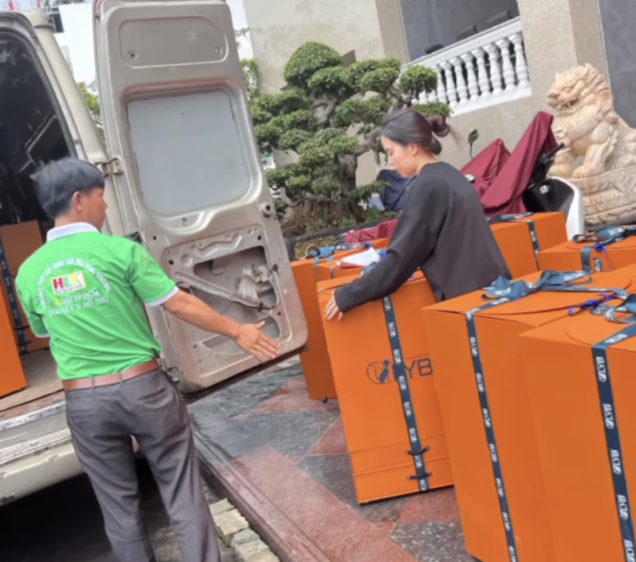 Ngọc Trinh chuẩn bị nguyên một xe quà hoành tráng để đem tặng hậu sinh nhật tuổi 33