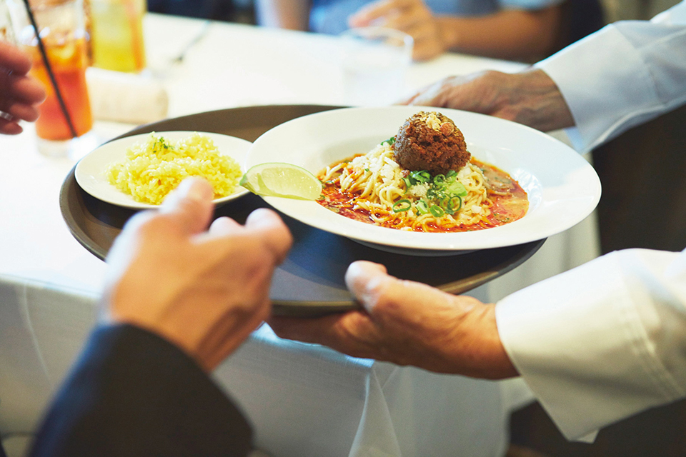 Nhà hàng gọi món nhận đồ một kiểu nhưng khách vẫn vui vẻ trả tiền - Ảnh 1