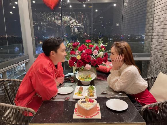 Kỷ niệm 5 năm bên nhau, Đình Tú và Hương Giang chọn cho mình tông màu đỏ làm dress code. Đây vốn là màu của nhiệt huyết, cảm xúc và tình yêu.