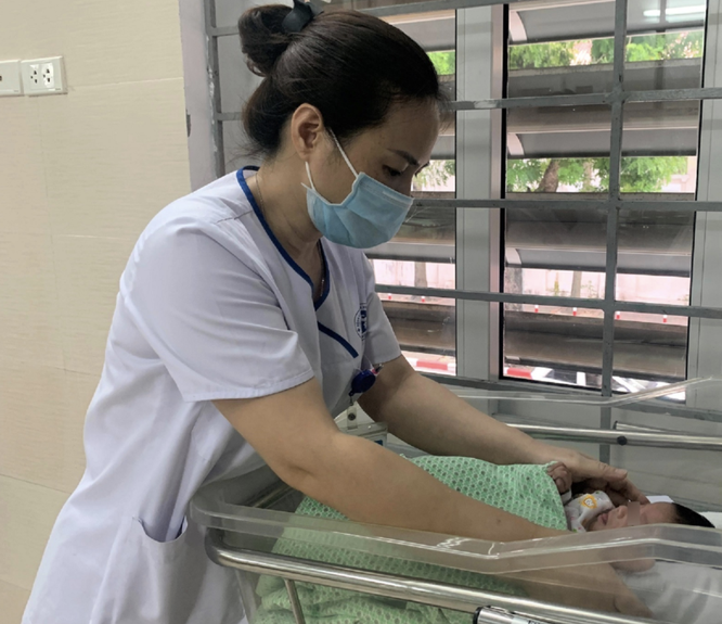 Y tá đang chăm sóc thai nhi bị phá bỏ ở tuần 31. (Ảnh: Viettimes)