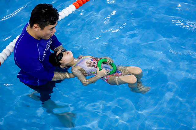 Bơi sinh tồn là một kỹ năng trẻ cần được học.