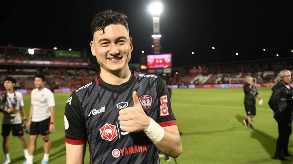 Văn Lâm được chọn vào đội hình tiêu biểu của Thai League