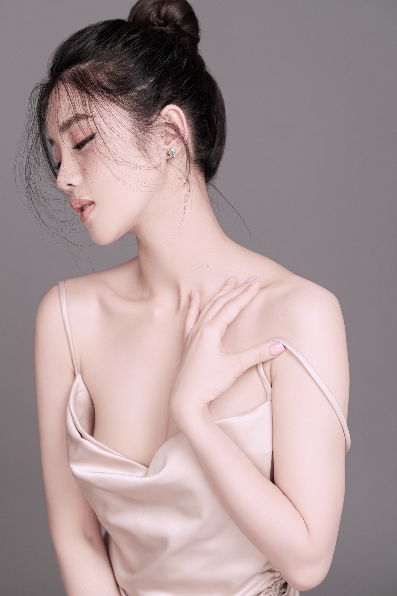 Trình Mỹ Duyên sinh năm 1995, được khán giả biết đến khi tham gia The Face 2017, lọt Top 45 Hoa hậu Hoàn vũ Việt Nam 2017.