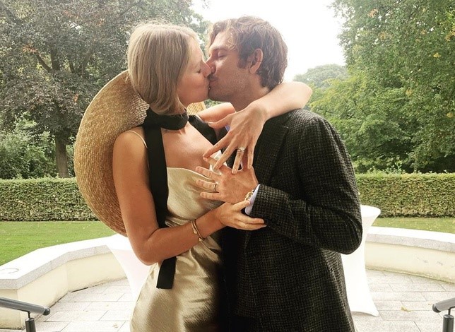 Siêu mẫu Victoria’s Secret Toni Garrn kết hôn