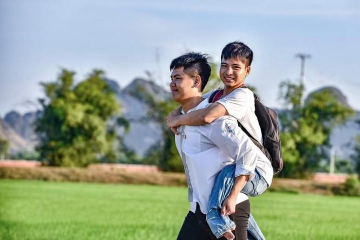 Nam sinh 10 năm cõng bạn đi học được miễn 6 năm học phí ĐH Y Dược Thái Bình