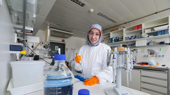 Tiến sĩ Niloufar Sharif trong phòng thí nghiệm.