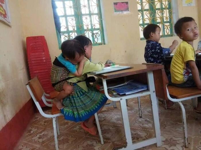 Hoàn cảnh thương tâm của bé gái 7 tuổi địu em 20 tháng đi học