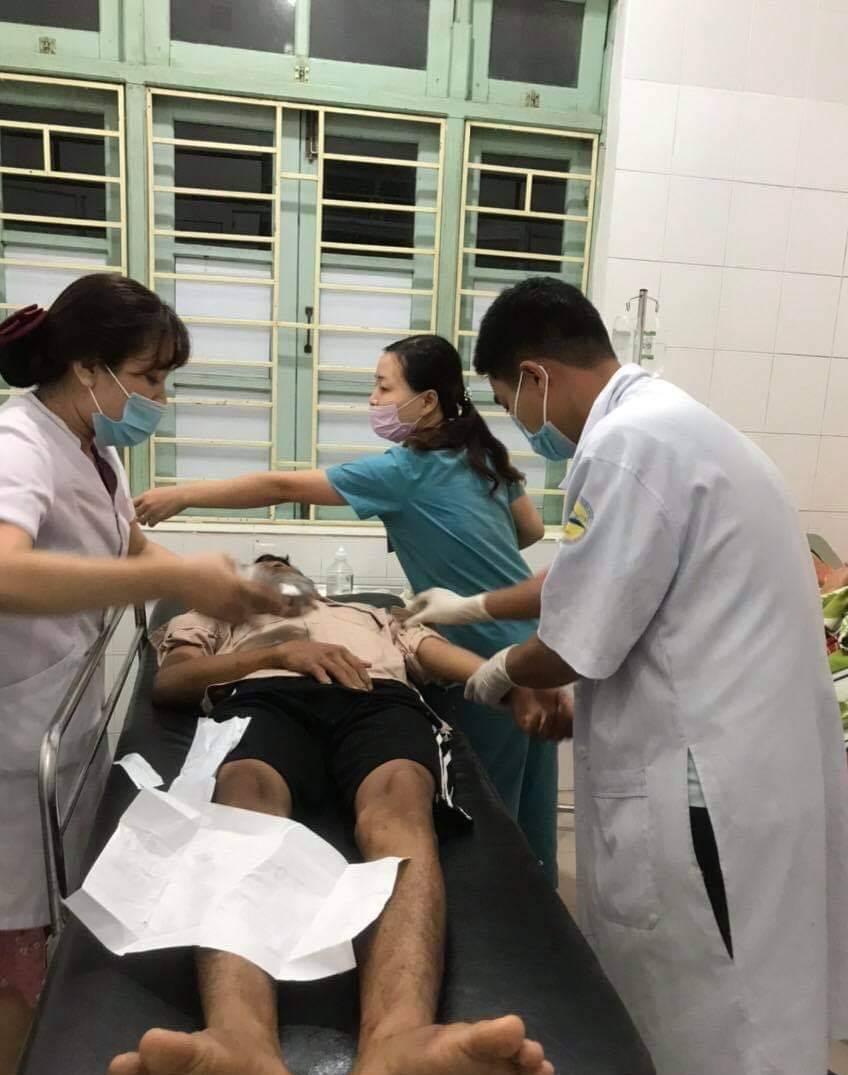 Nhóm 5 công nhân bị thương nặng được giải cứu ra ngoài, nhập viện Bình Điền. Ảnh: Vietnamnet