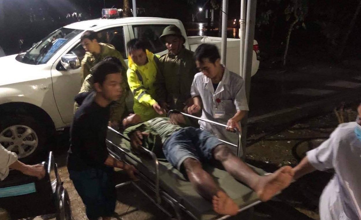 Vụ sạt lở thủy điện Rào Trăng 3: Giải cứu 5 công nhân bị thương nặng - Ảnh 1