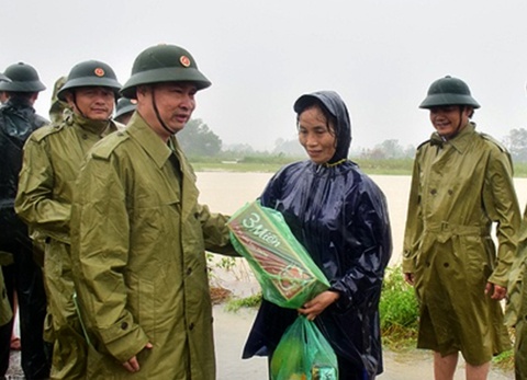 Tướng Nguyễn Văn Man lội lũ đi tiếp tế lương thực cho bà con.