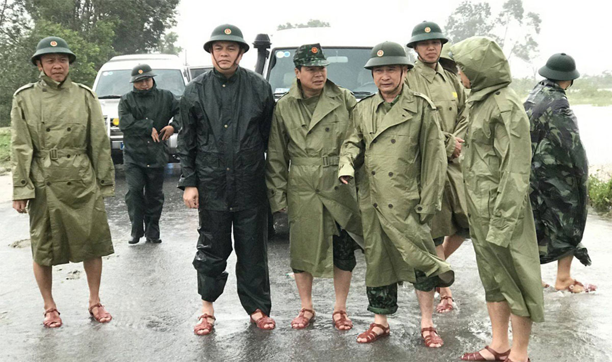 Tướng Nguyễn Văn Man cùng đoàn công tác tại Huế.