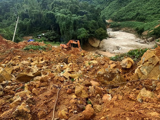 Sạt lở núi ở Quảng Trị, một gia đình 6 người bị đất đá vùi lấp