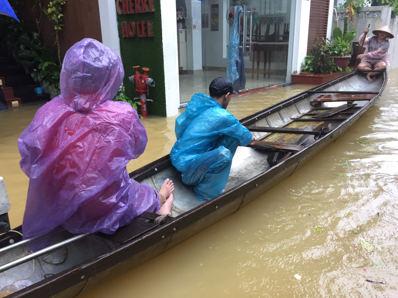 Thừa Thiên Huế: Cụ ông 80 tuổi bị lũ cuốn mất tích khi đi trao quà cứu trợ