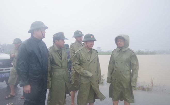 Thượng tá Ngô Nam Cường (thứ hai từ trái sang) đứng cạnh Thiếu tướng Nguyễn Văn Man chiều 11/10.