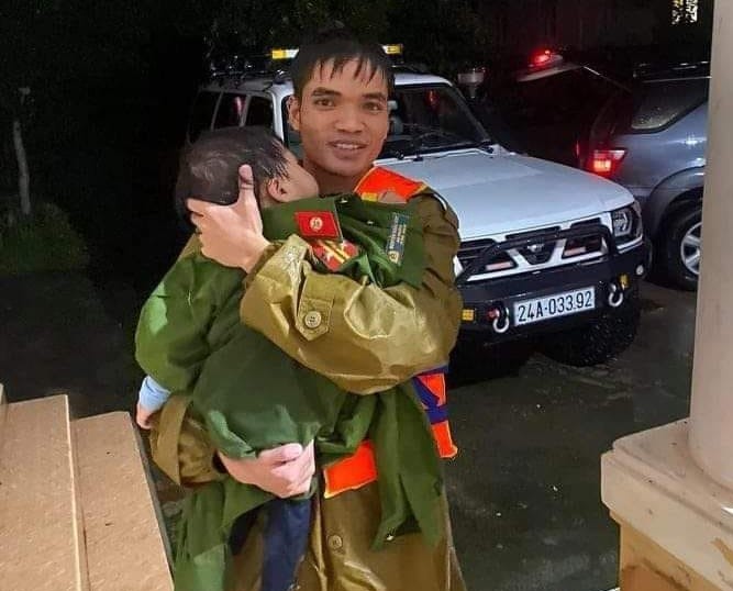 Công an cởi quân phục ủ ấm bé trai 2 tuổi cứu từ xe khách bị lũ cuốn trôi