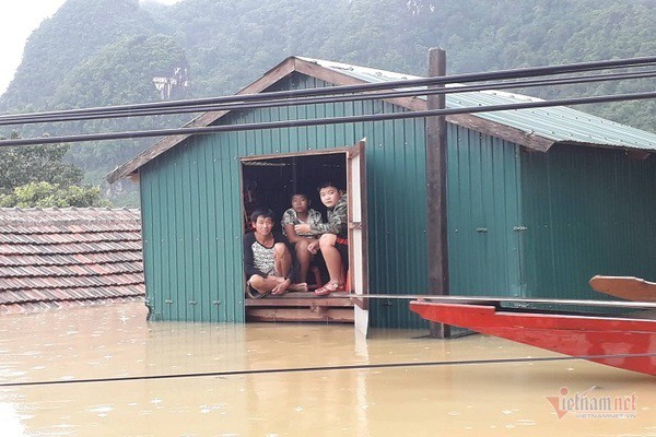 Người sáng lập Nhà chống lũ trả lời câu hỏi về nhà phao bị trôi trong lũ