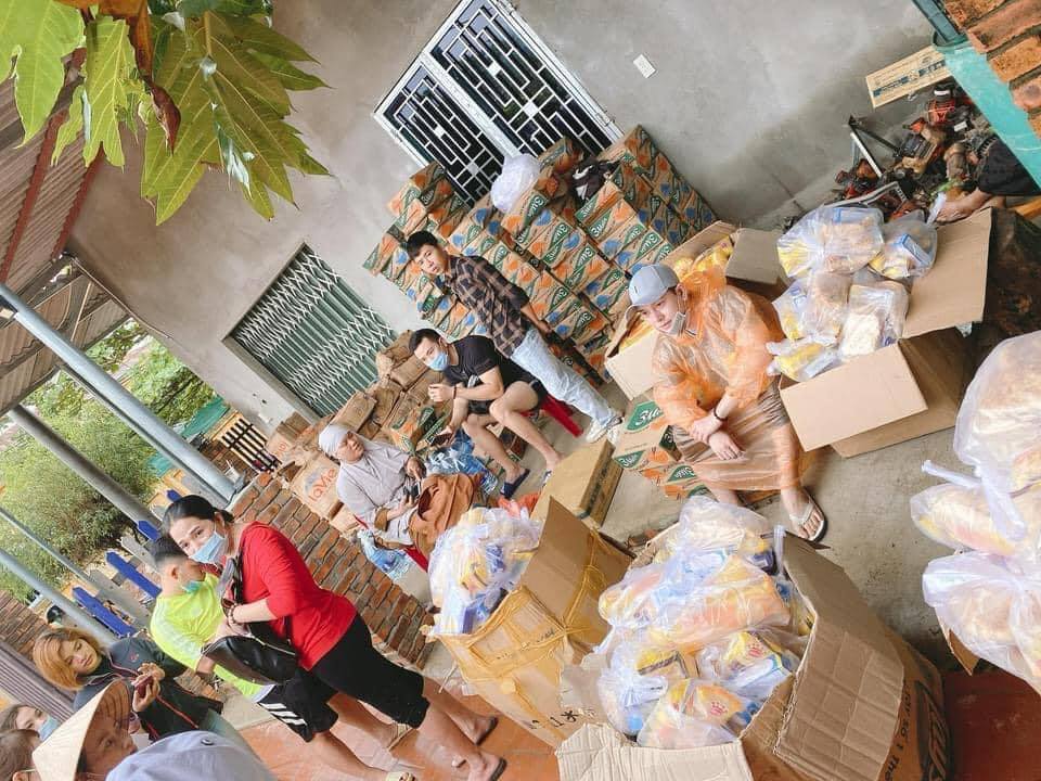 Hàng hóa cứu trợ từ khắp cả nước tập trung về vùng lũ miền Trung chờ phân phát cho người dân.