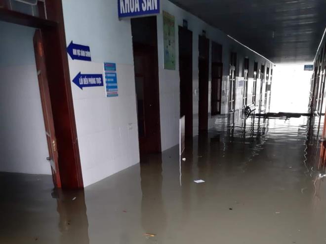 Bệnh viện ngập nước, mất điện vì mưa lũ vẫn đỡ đẻ, mổ đẻ thành công cho 20 sản phụ. Ảnh: VTCNews