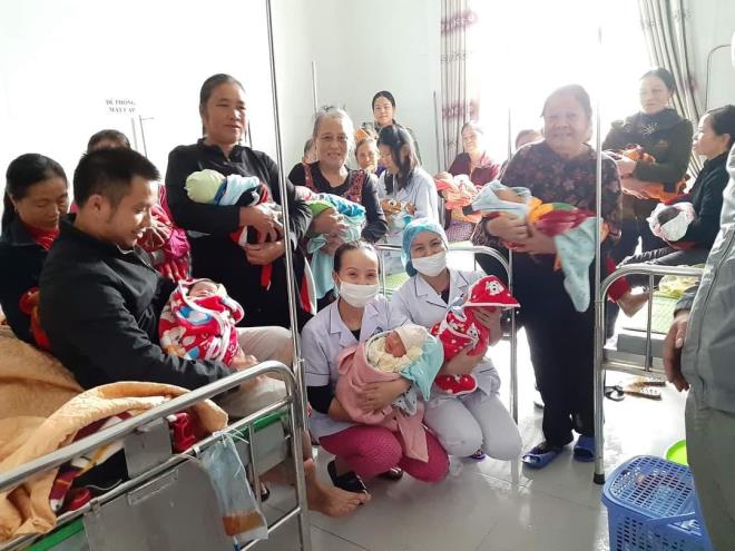 Các em bé chào đời trong điều kiện mưa lũ ngặt ngèo ở bệnh viện đa khoa Cẩm Xuyên, Hà Tĩnh. Ảnh: VTCNews
