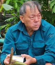 Cụ ông bật khóc nhận suất cơm cứu đói sau 5 ngày dầm mình trong nước lũ