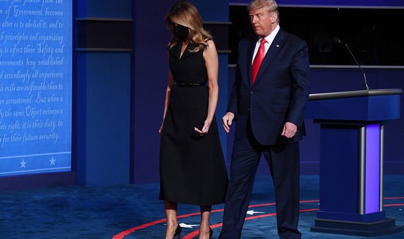 Ông Donald Trump muốn nắm tay vợ rời sân khấu nhưng bị bà Melania hất ra.