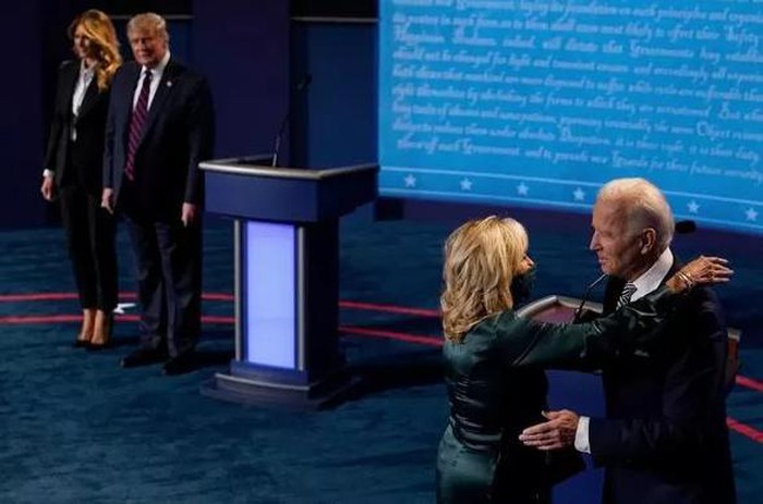 Trước đám đông, Donald Trump bẽ bàng vì bị vợ hất tay ra không cho nắm  - Ảnh 4