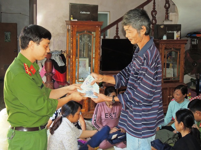 Chính quyền Hà Nam trả lại 50 triệu đồng cho người dân để quên trong quần áo ủng hộ miền Trung.
