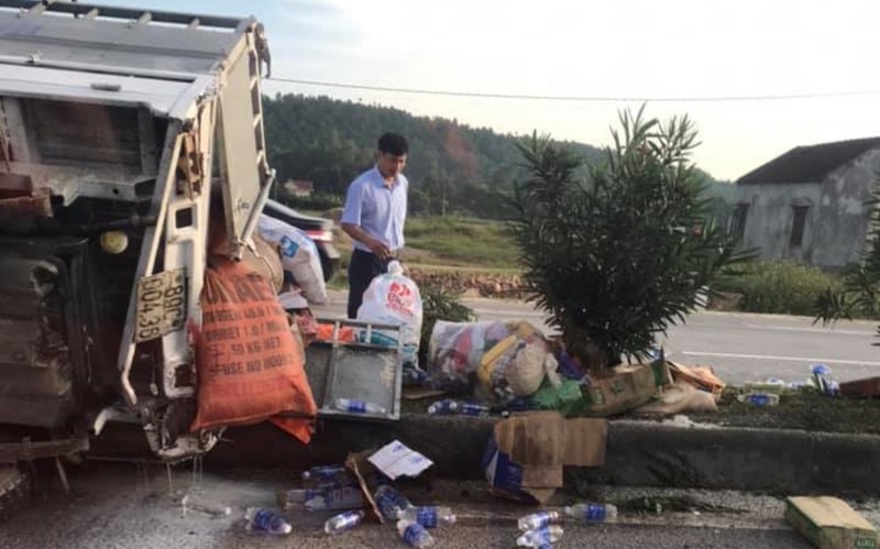 Hình ảnh chiếc xe tải chở hàng cứu trợ bị lật ở Nghệ An.