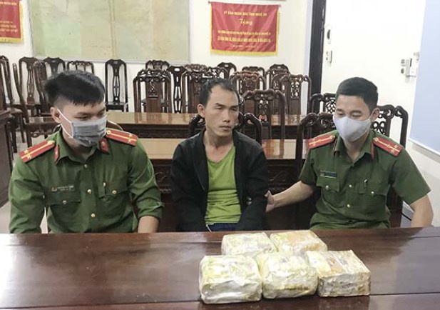 Bắt bác sĩ người Lào mang 5 kg ma túy vào Việt Nam.