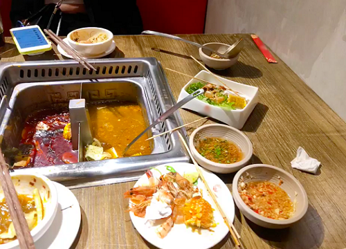 Nhà hàng buffet xin lỗi khách trên mặt báo, sau lưng nhắn tin dọa ra tòa