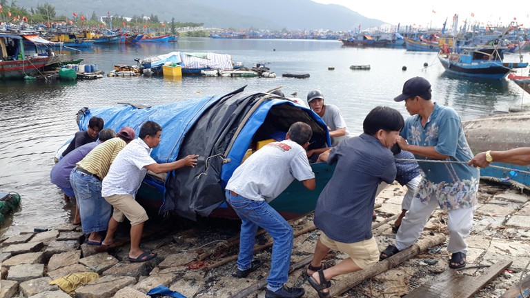 100 ngư dân nhất quyết bám tàu không chịu vào bờ tránh bão số 9