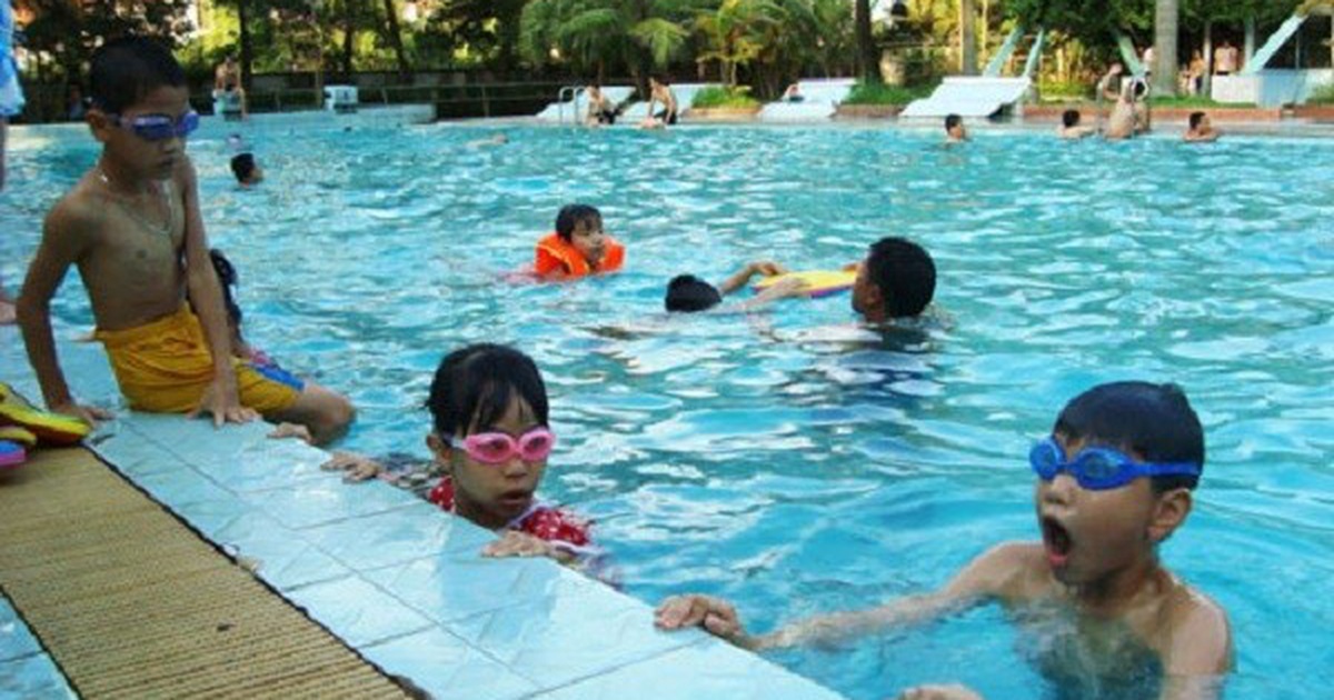 Bị nhóm bạn nhấn đầu xuống nước ở bể bơi, bé trai 14 tuổi ngạt thở hôn mê