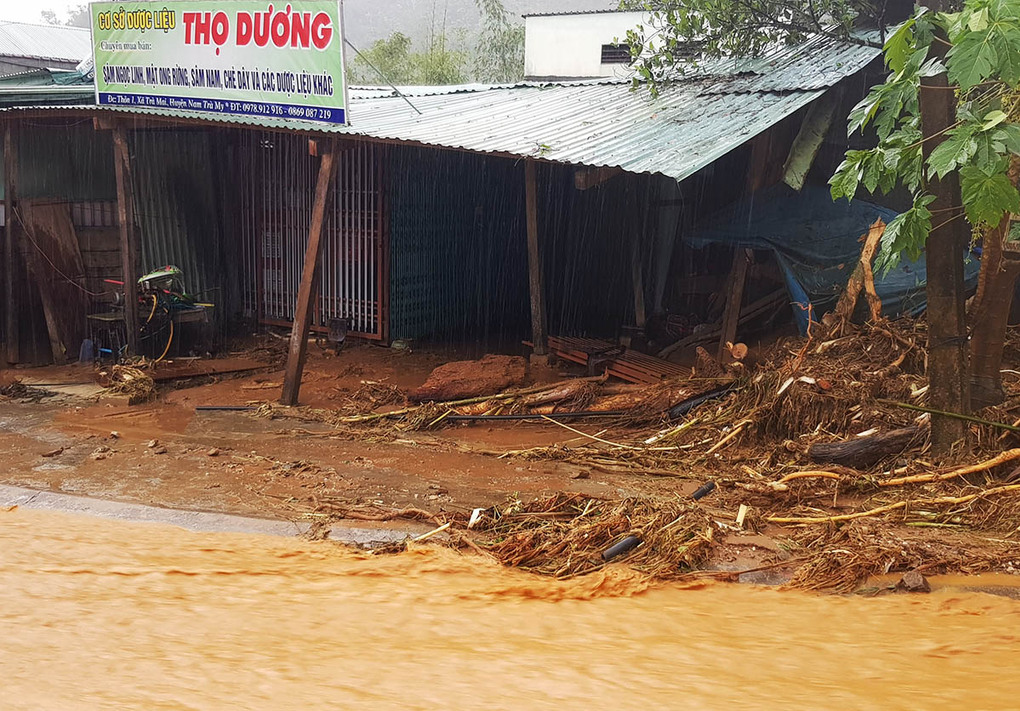 Bão số 9 gây lũ suối và sạt lở đất ở Quảng Nam. Ảnh VnExpress