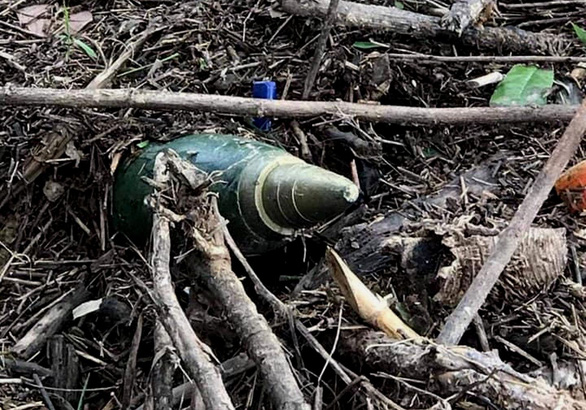 Hoảng hồn phát hiện một quả bom trong vườn nhà sau mưa lũ