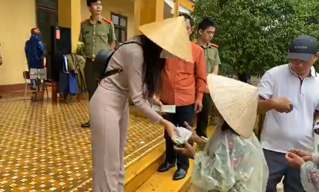 Thủy Tiên cắt chương trình phát quà ở 8 xã thuộc Quảng Trị khiến bà con đứng đợi trong mưa lũ chưng hửng ra về.