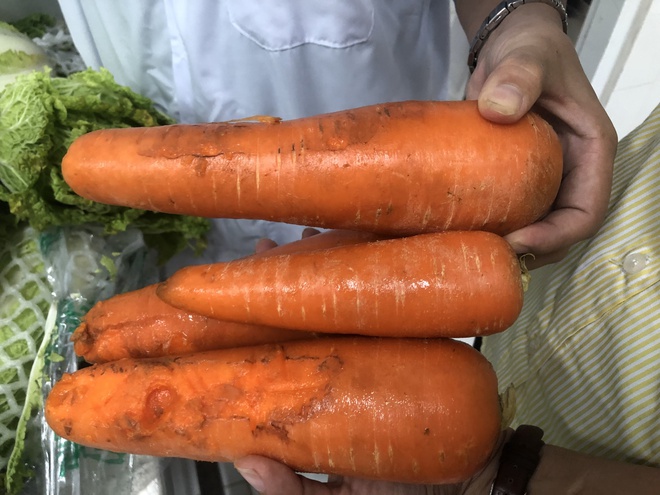 Cà rốt và nhiều loại rau khác dập nát trong bếp ăn nhà trường.