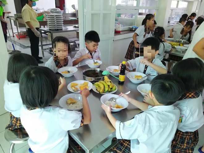Suất cơm bán trú chỉ có trứng rán và canh rau của học sinh tiểu học trường Trần Thị Bưởi.