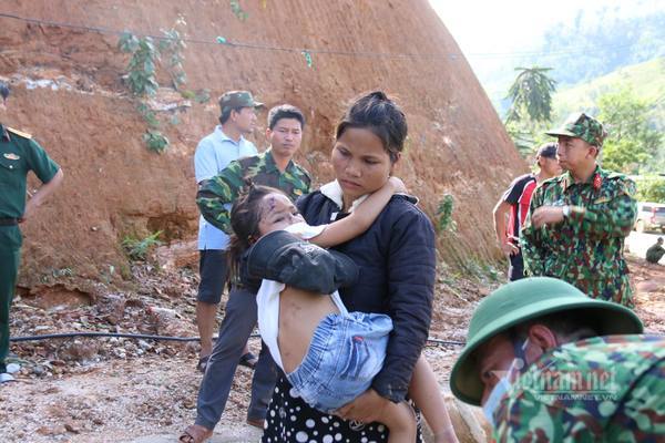 Một em bé may mắn được cứu khỏi đống đổ nát ở Trà Leng.