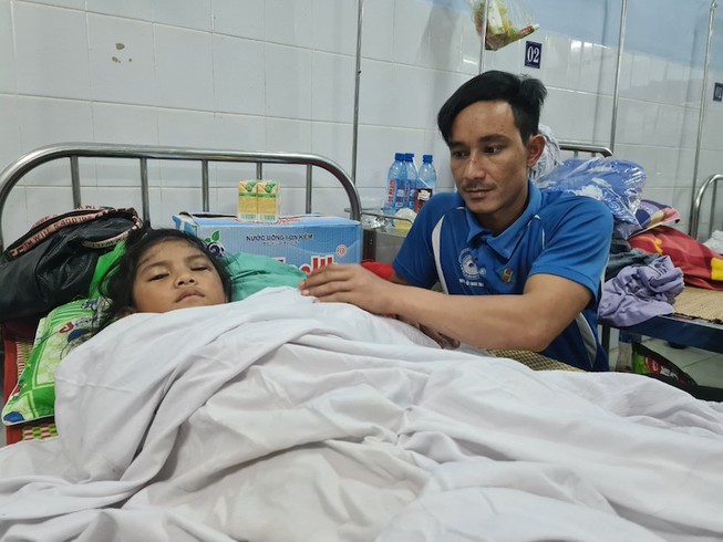 Người chồng bật khóc ở Trà Leng nói vợ con quan trọng nhất thế giới