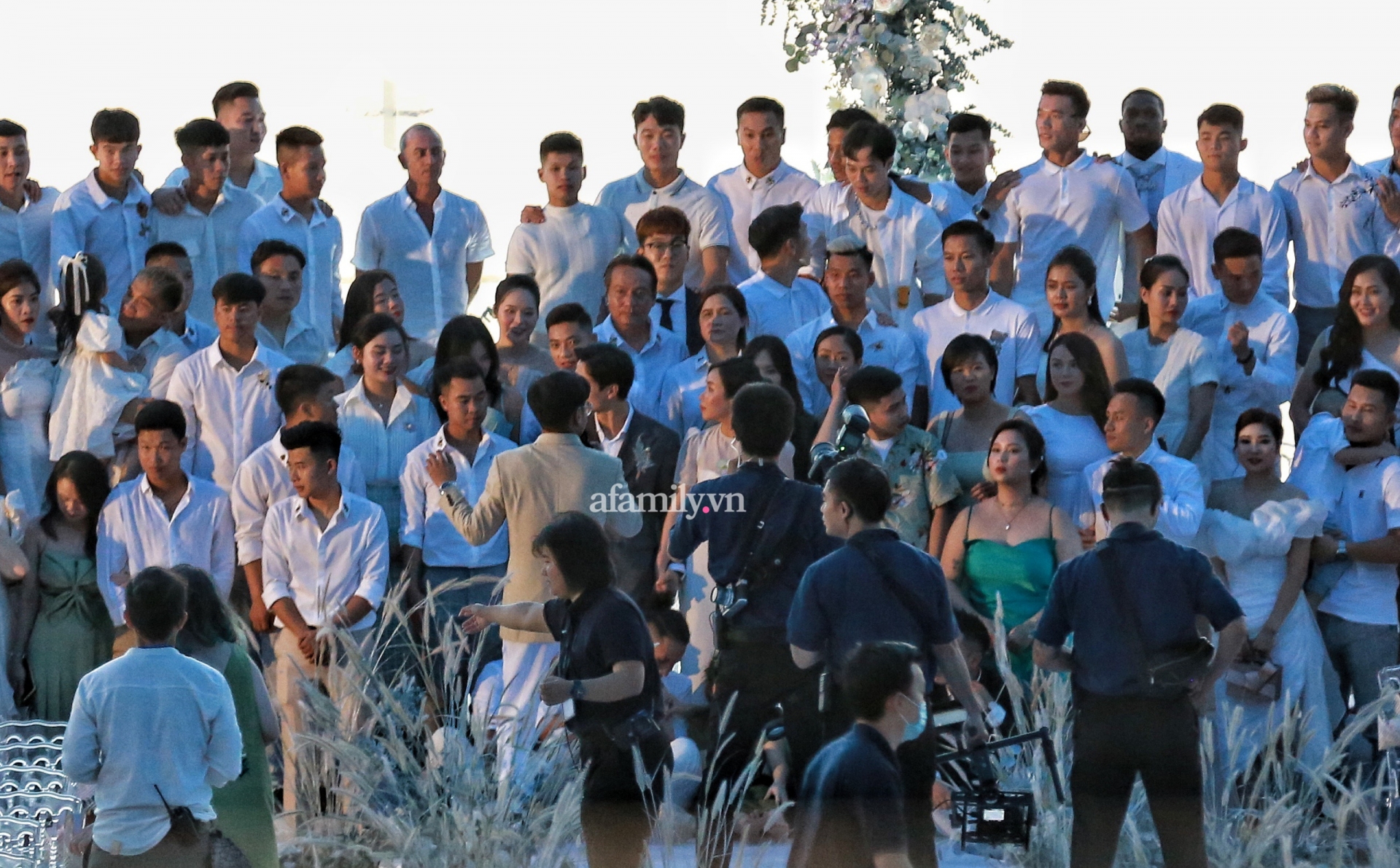 Nghi án Công Phượng chỉ mời vợ bạn đi cưới, dàn WAGs bạn gái không có cửa