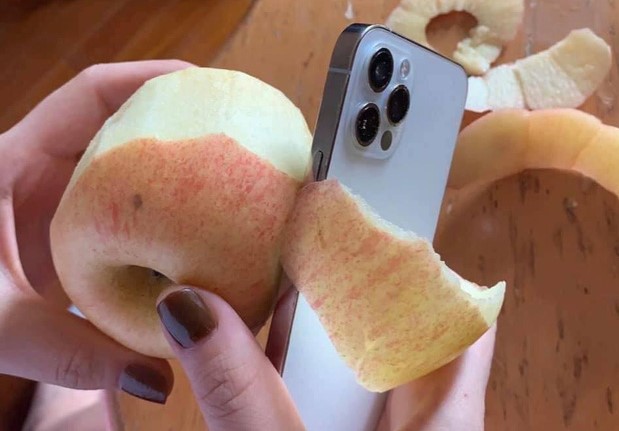 iPhone 12 "đắt xắt ra miếng", có thể dùng để gọt táo