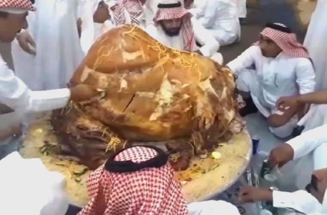 Bữa tối của dân nhà giàu Dubai: Nguyên con lạc đà nướng, cả nhà ngồi xé tay - Ảnh 7