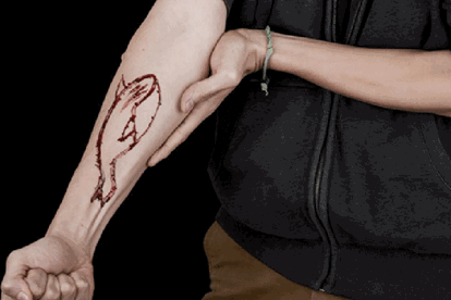 Nhiều học sinh dùng dao lam tự rạch tay chân, nghi học theo trên Youtube