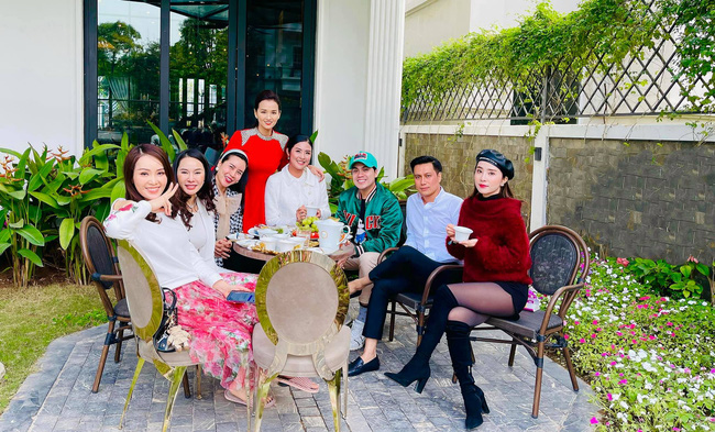 Quỳnh Nga - Việt Anh "dính như sam" khi tụ tập thưởng trà cùng hội bạn thân