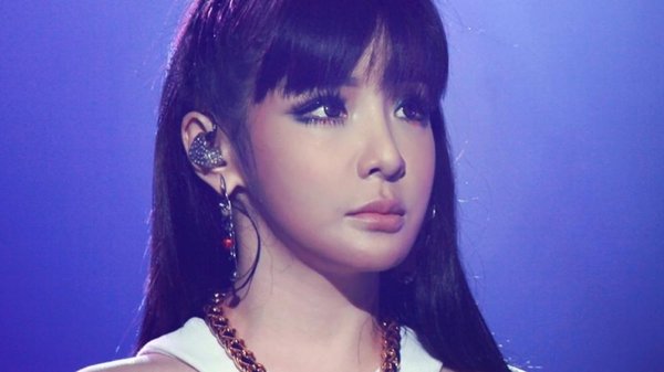 Fan phẫn nộ khi Park Bom 2NE1 bị quản lý quát mắng