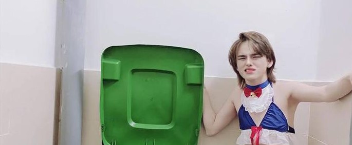 Trần Đức Bo bị chỉ trích vì giả búp bê chụp ảnh phản cảm bên thùng rác 