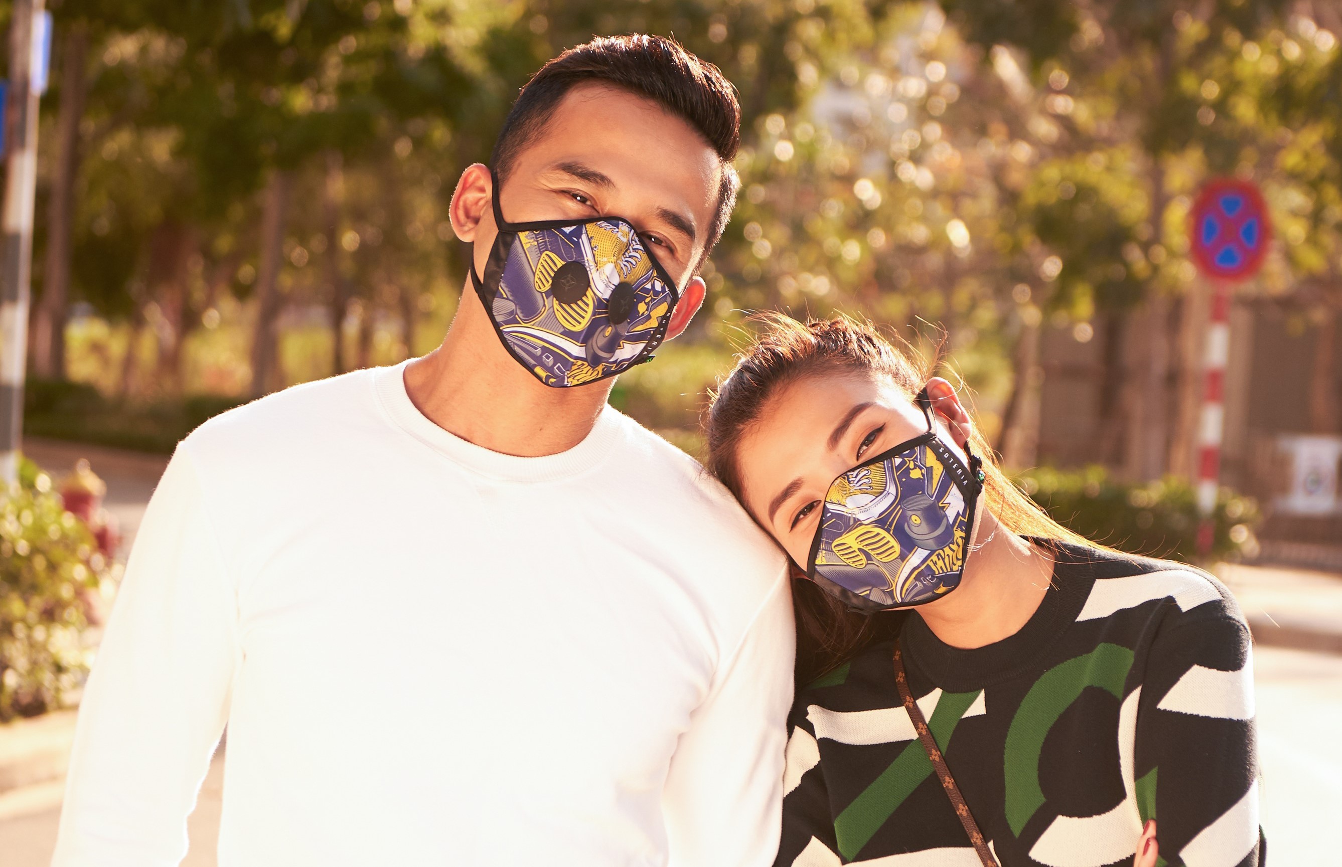 Vợ chồng Thúy Diễm - Lương Thế Thành bật mí cách phối đồ với khẩu trang