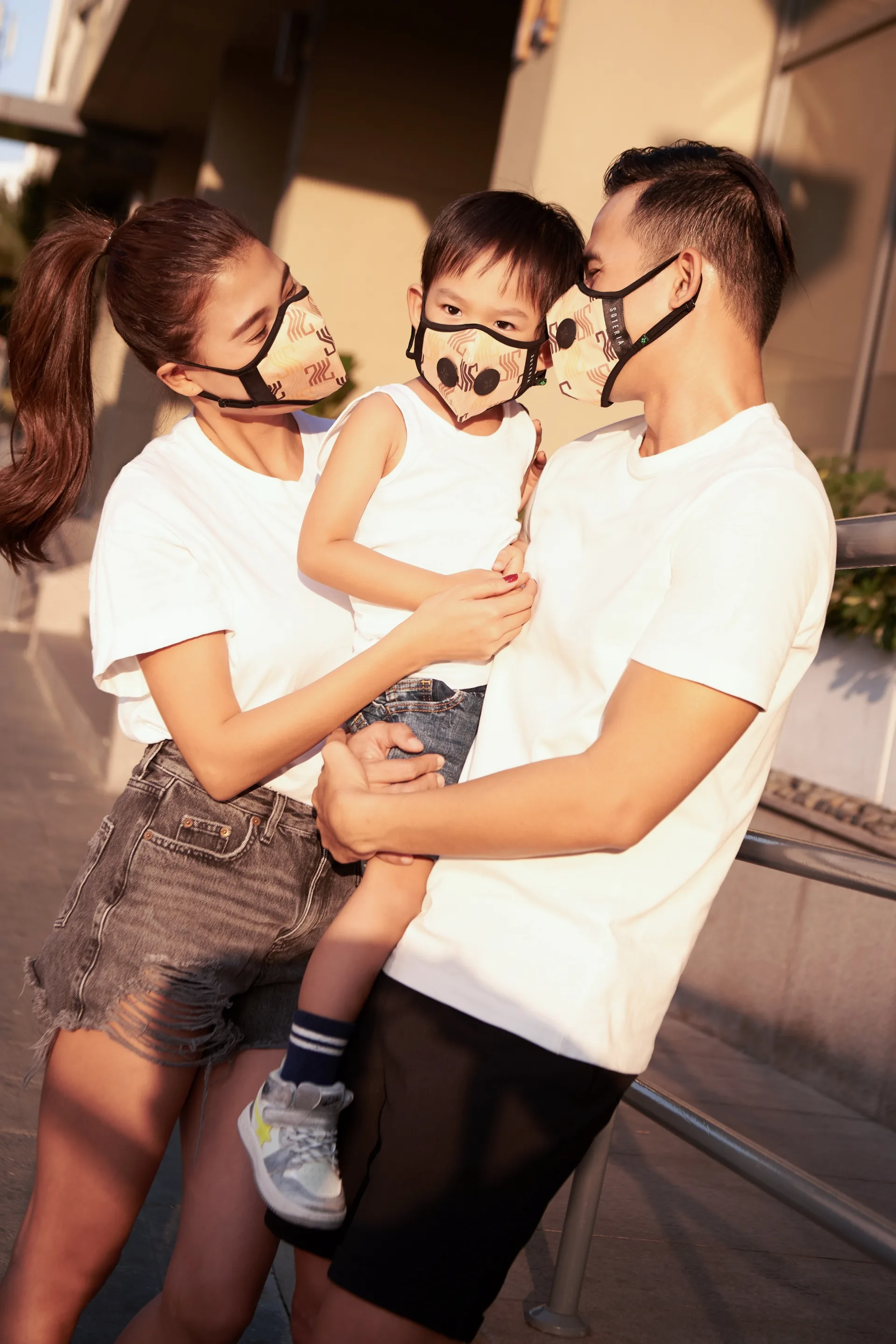 Vợ chồng Thúy Diễm - Lương Thế Thành bật mí cách phối đồ với khẩu trang - Ảnh 3