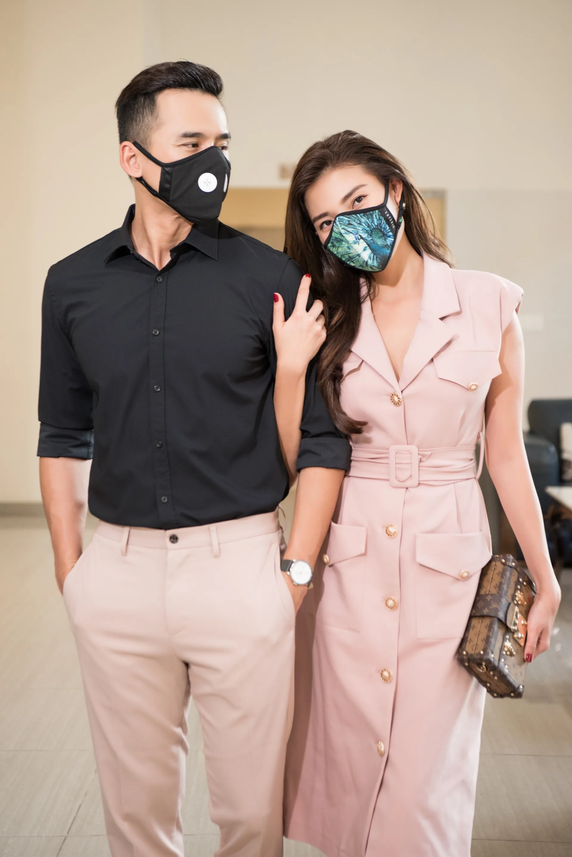 Vợ chồng Thúy Diễm - Lương Thế Thành bật mí cách phối đồ với khẩu trang - Ảnh 1